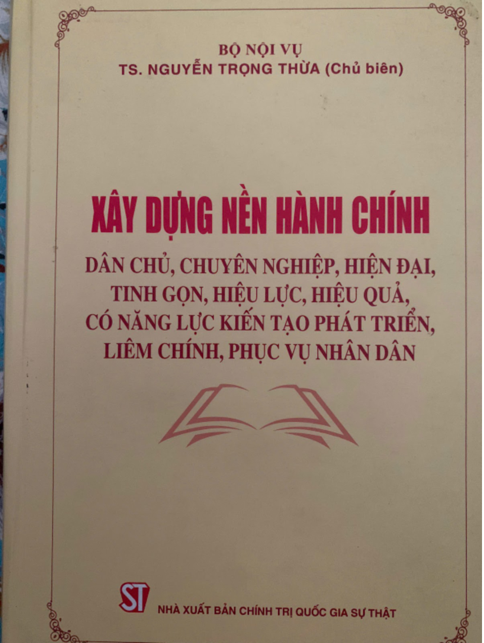Xây dựng nền hành chính dân chủ, chuyên nghiệp, hiện đại, tinh gọn, hiệu lực, hiệu quả, có năng lực kiến tạo phát triển, liêm chính, phục vụ nhân dân