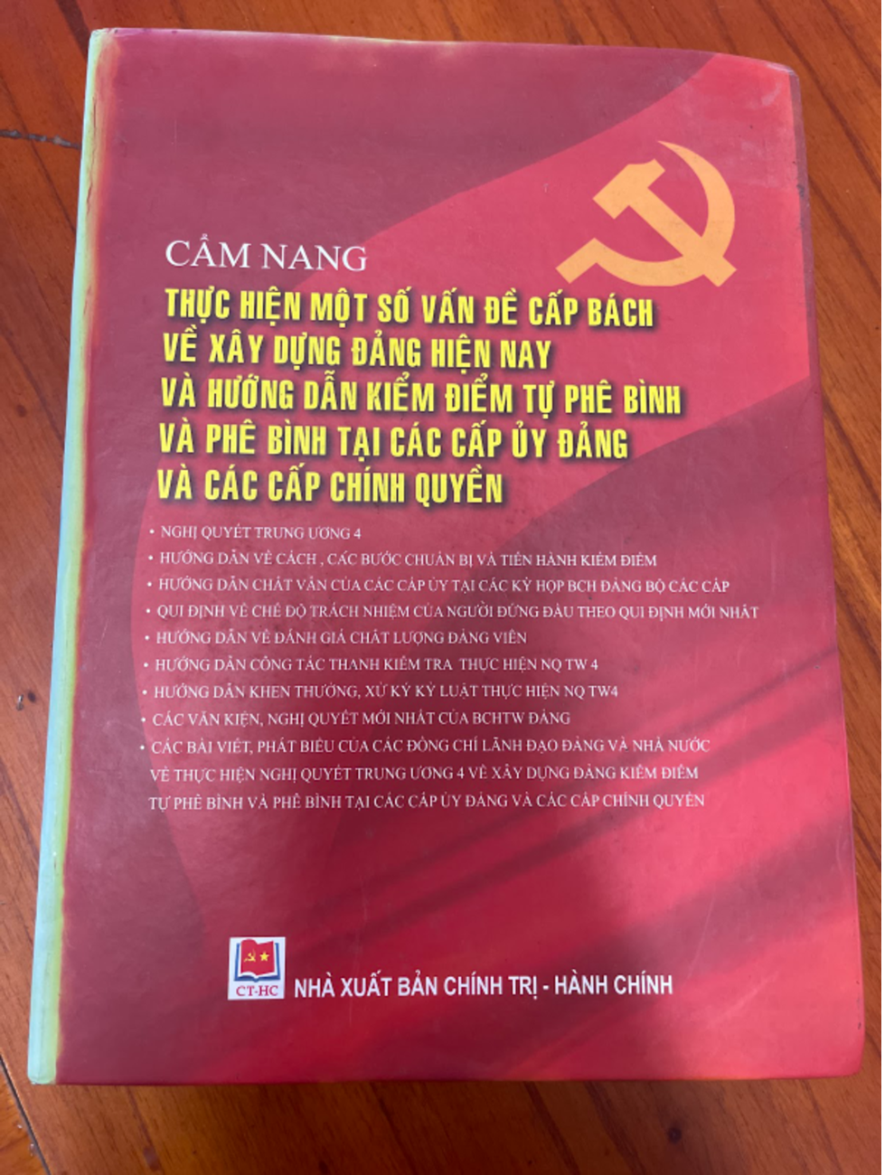 Cẩm nang thực hiện một số vấn đề cấp bách về xây dựng Đảng hiện nay và hướng dẫn kiểm điểm tự phê bình và phê bình tại các cấp ủy Đảng và các cấp chính quyền
